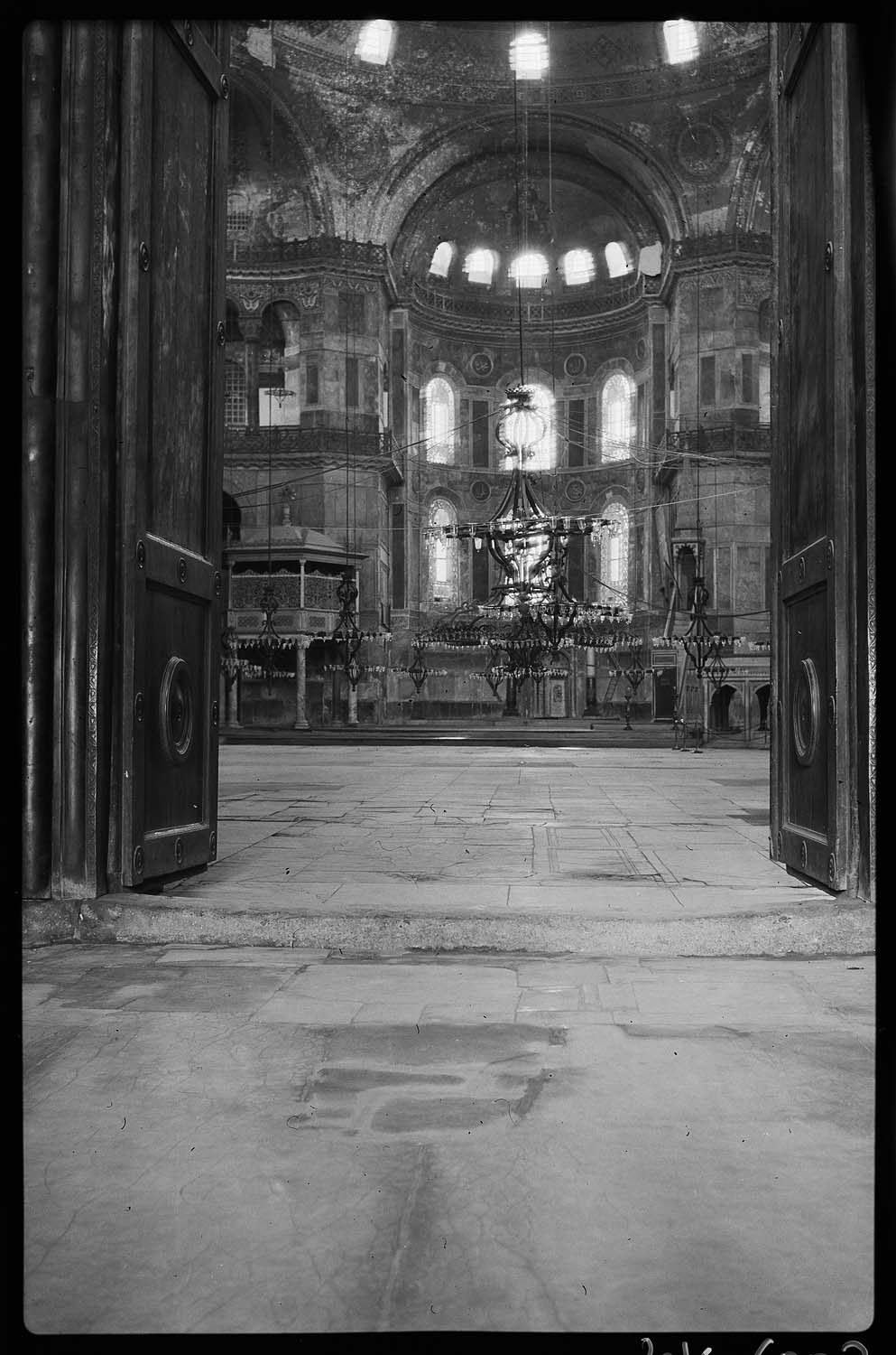 Entrée de la nef par la Porte royale, avec la loge du sultan (à gauche) et le minbar (à droite)